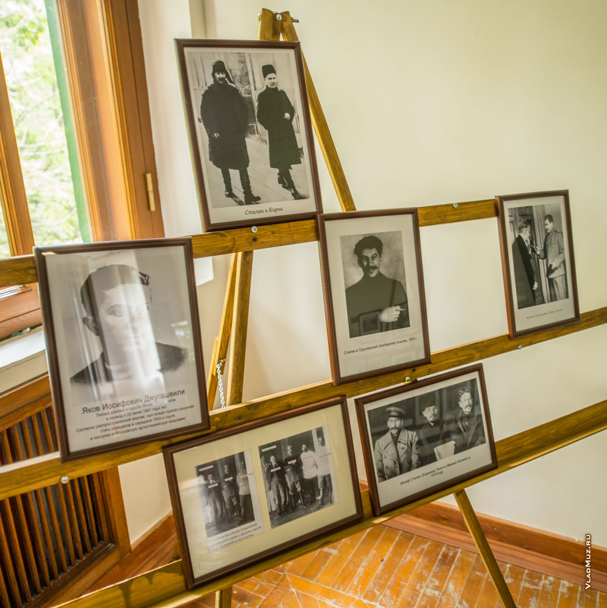HD-фото 1-й экспозиции фотографий в зале видеоэкскурсии по даче Сталина