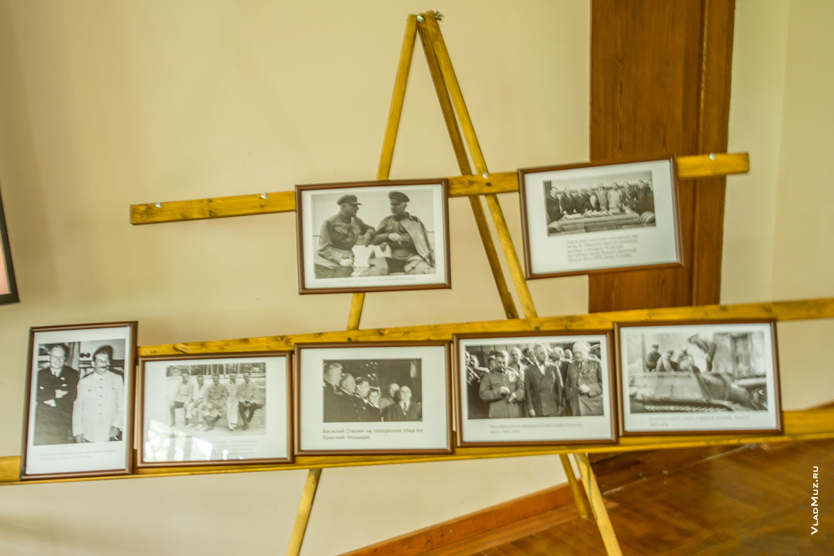 Фото экспозиции фотографий в зале видеоэкскурсии по даче Сталина в Сочи