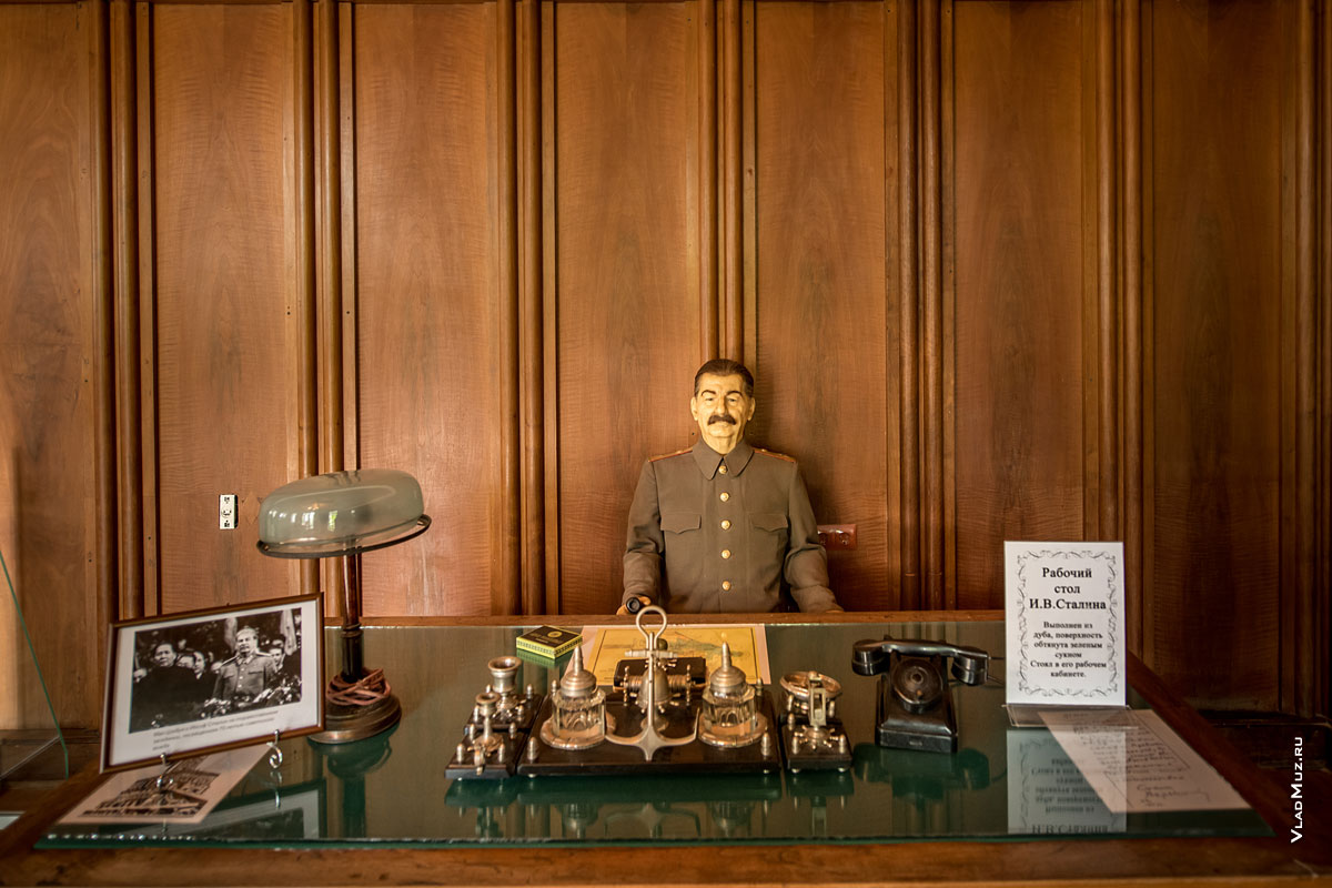 Фото восковой фигуры Иосифа Виссарионовича Сталина за столом в рабочем кабинете на даче в Сочи