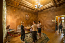 Фото посетителей музея в интерьере комнаты отдыха на даче Сталина в Сочи