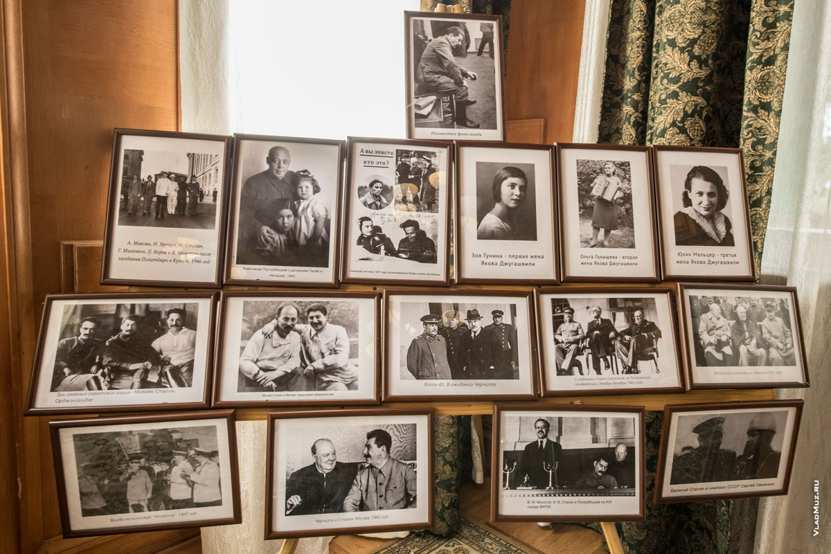 Фото экспозиции фотографий в каминном зале сталинской дачи в Сочи