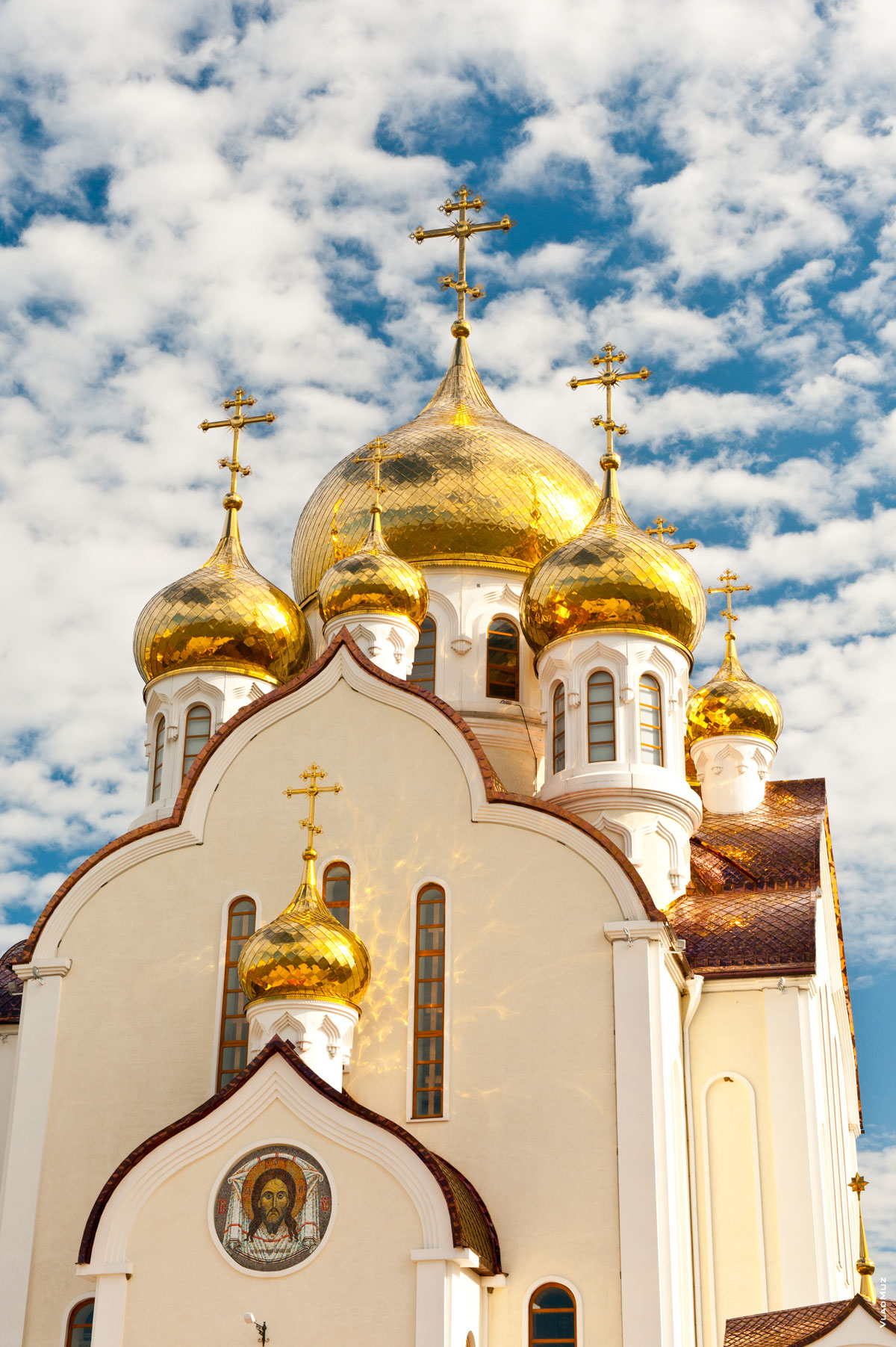 Фото золотых куполов храма Рождества Христова в Волгодонске на фоне синего неба и облаков
