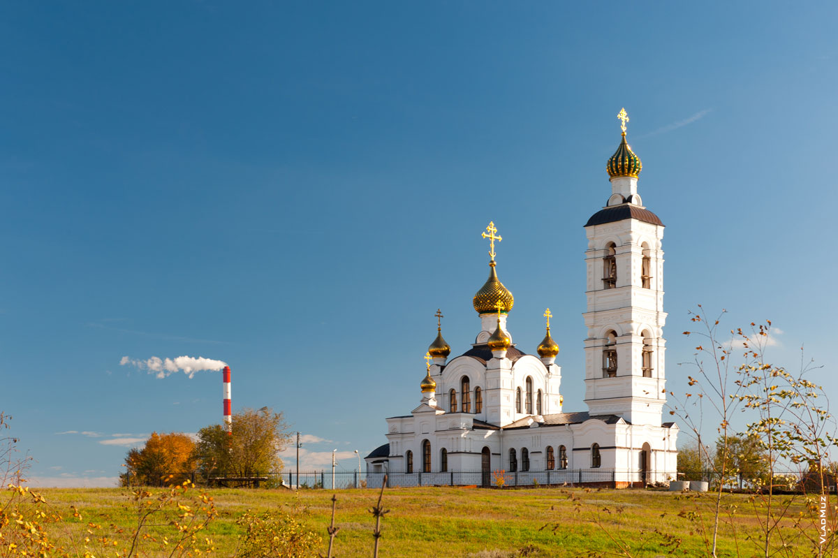 Фото пейзаж с трубой ТЭЦ и Свято-Ильинским храмом в Волгодонске на фоне синего неба