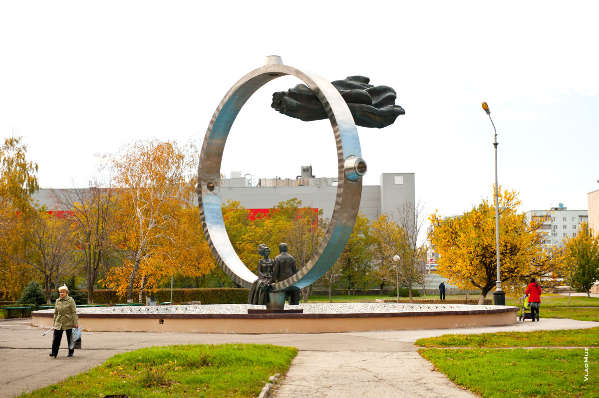Волгодонск, фото скульптуры «Любовь» Владимира Высоцкого и Марины Влади