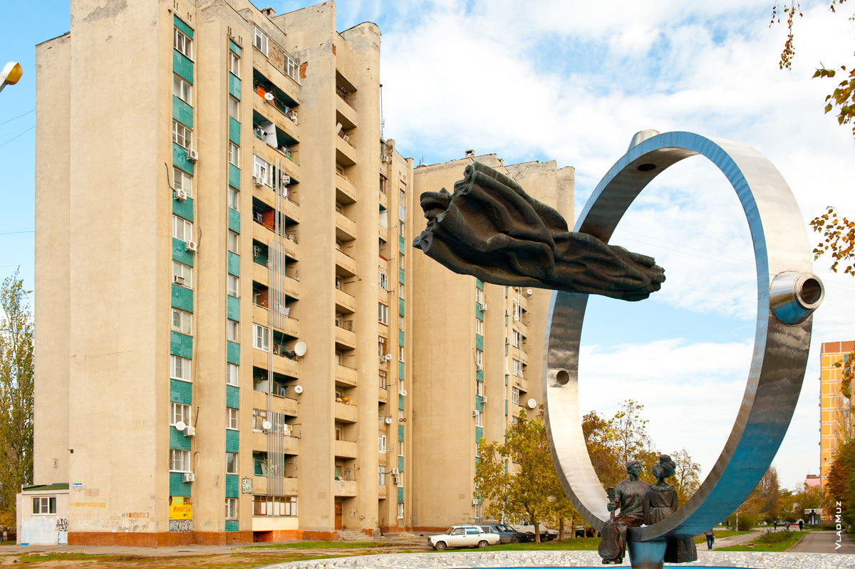 Волгодонск, фото скульптуры Владимира Высоцкого и Марины Влади в сквере Машиностроителей