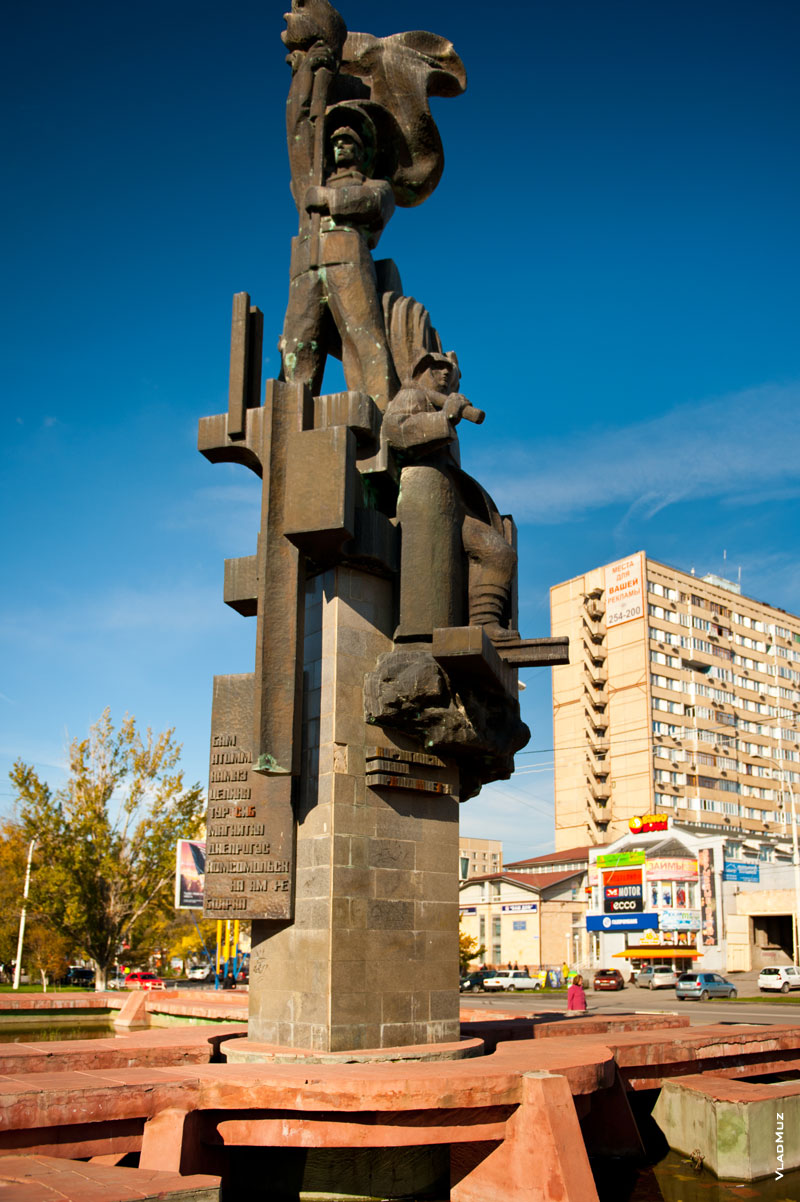 Фото памятника молодым строителям Атоммаша перед кинотеатром «Комсомолец» в Волгодонске
