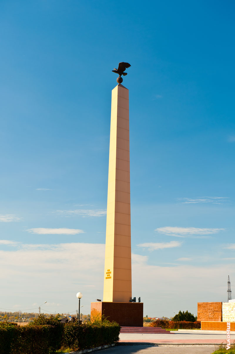 Фотография светлой стелы строителям Волгодонска на фоне синего неба