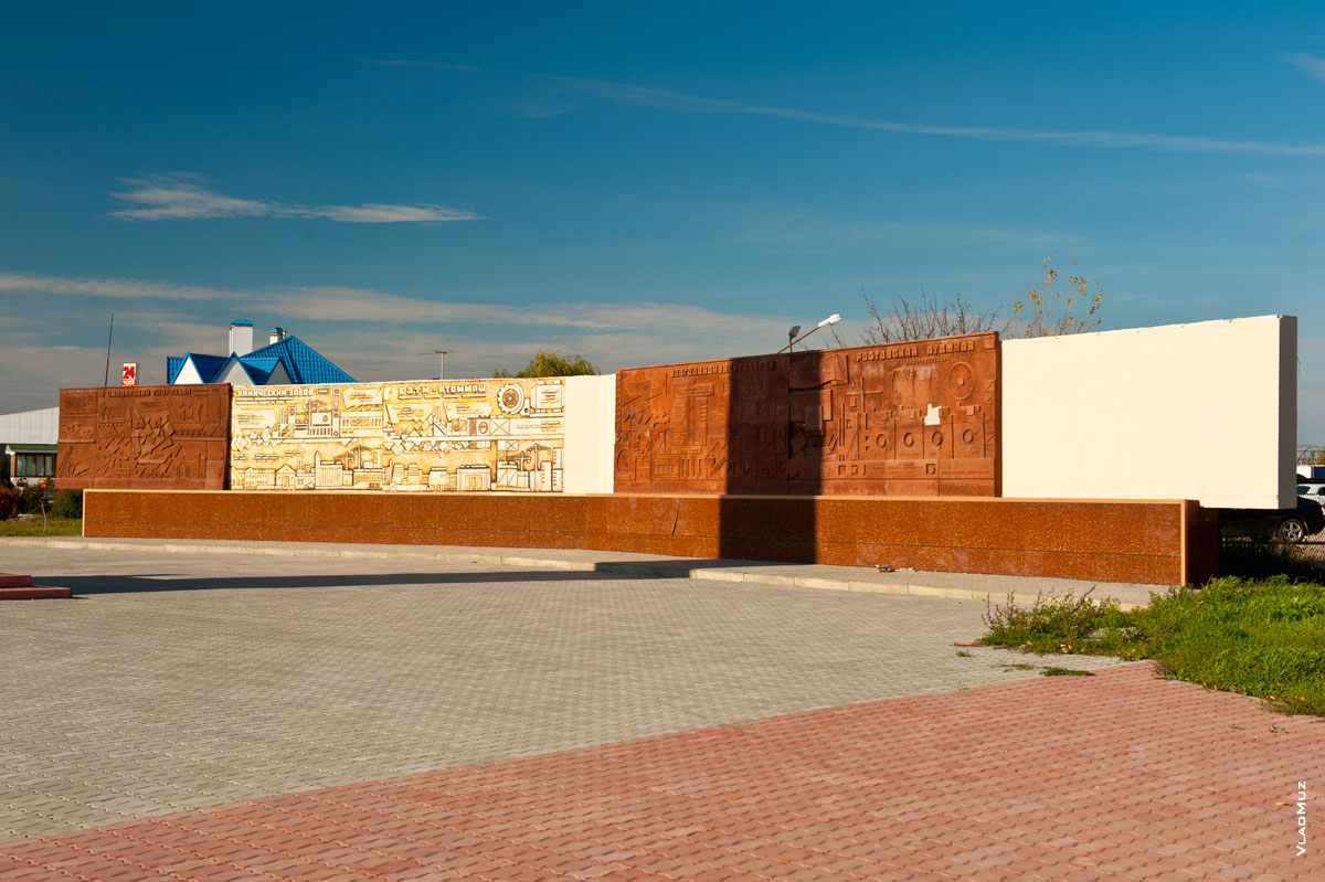 Фото плит с рельефными рисунками, на которых показаны главные стройки Волгодонска