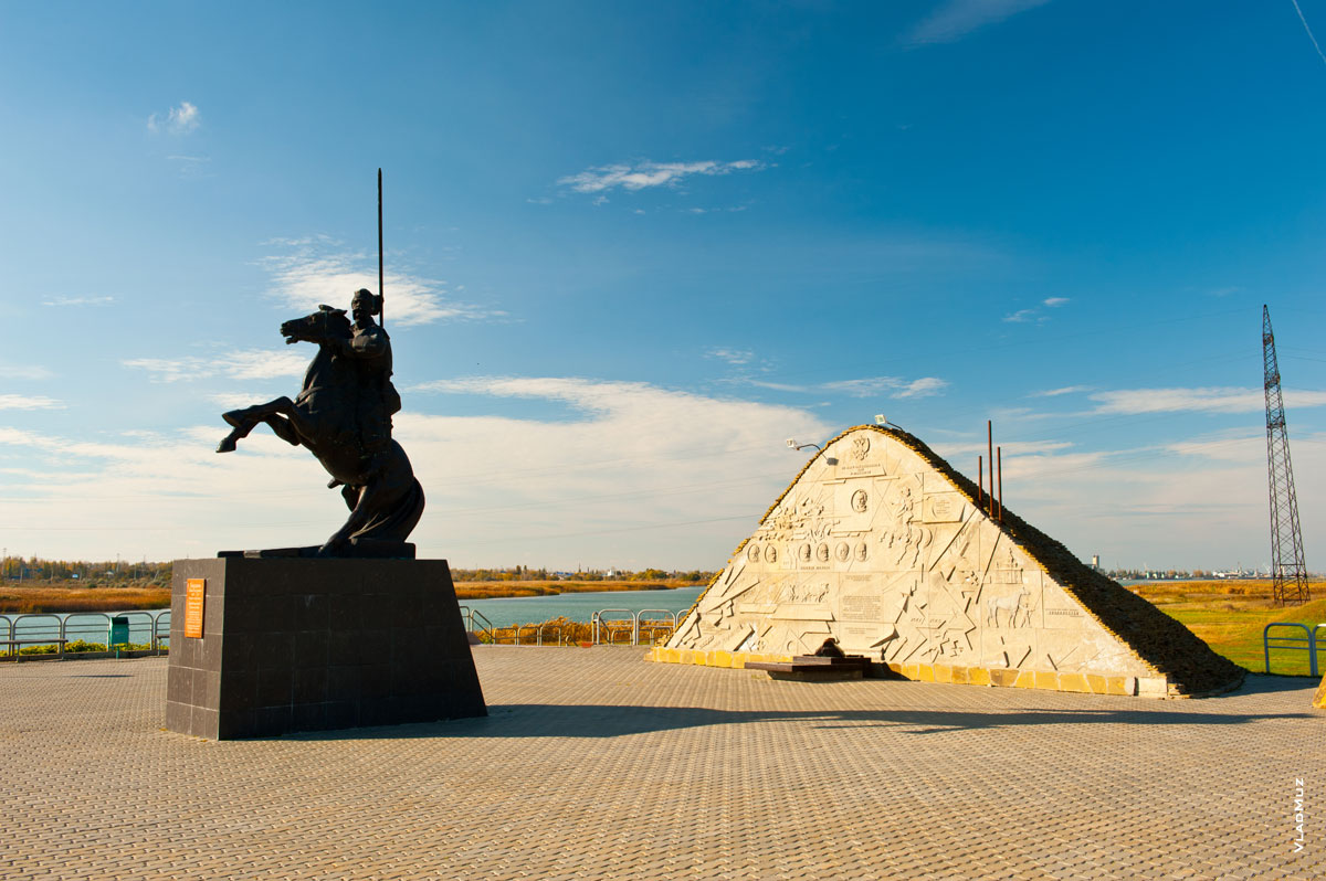 Фото памятника генералу Бакланову верхом на коне и Кургана казачьей славы в Волгодонске