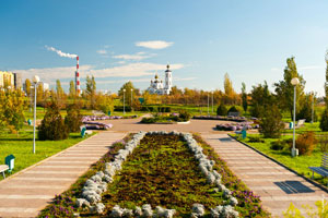 Парк, трубы и Свято-Ильинский храм, фотопейзаж (HD quality)