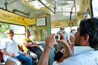 Интуристы фотографируются в троллейбусе