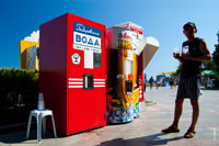 На набережной в Ялте работают автоматы с газировкой, похожие на советские. Газированная вода, почти как в СССР: Тархун, Дюшес, Лимонад