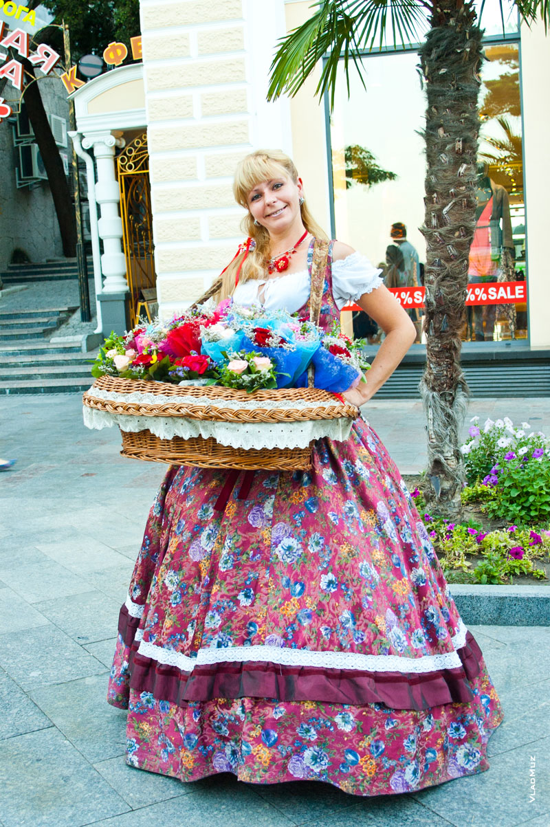 Фото 14 - красивая и нарядная продавщица цветов на набережной в Ялте