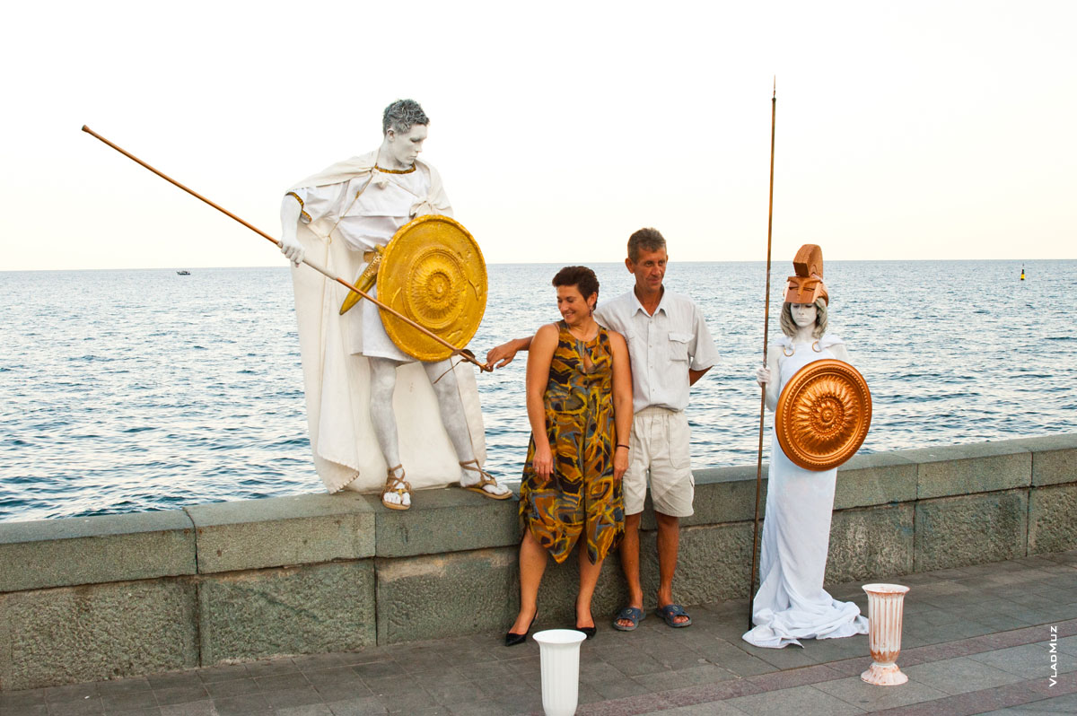 Фото 16 - эти персонажи на набережной Ялты зарабатывают деньги позированием для фото