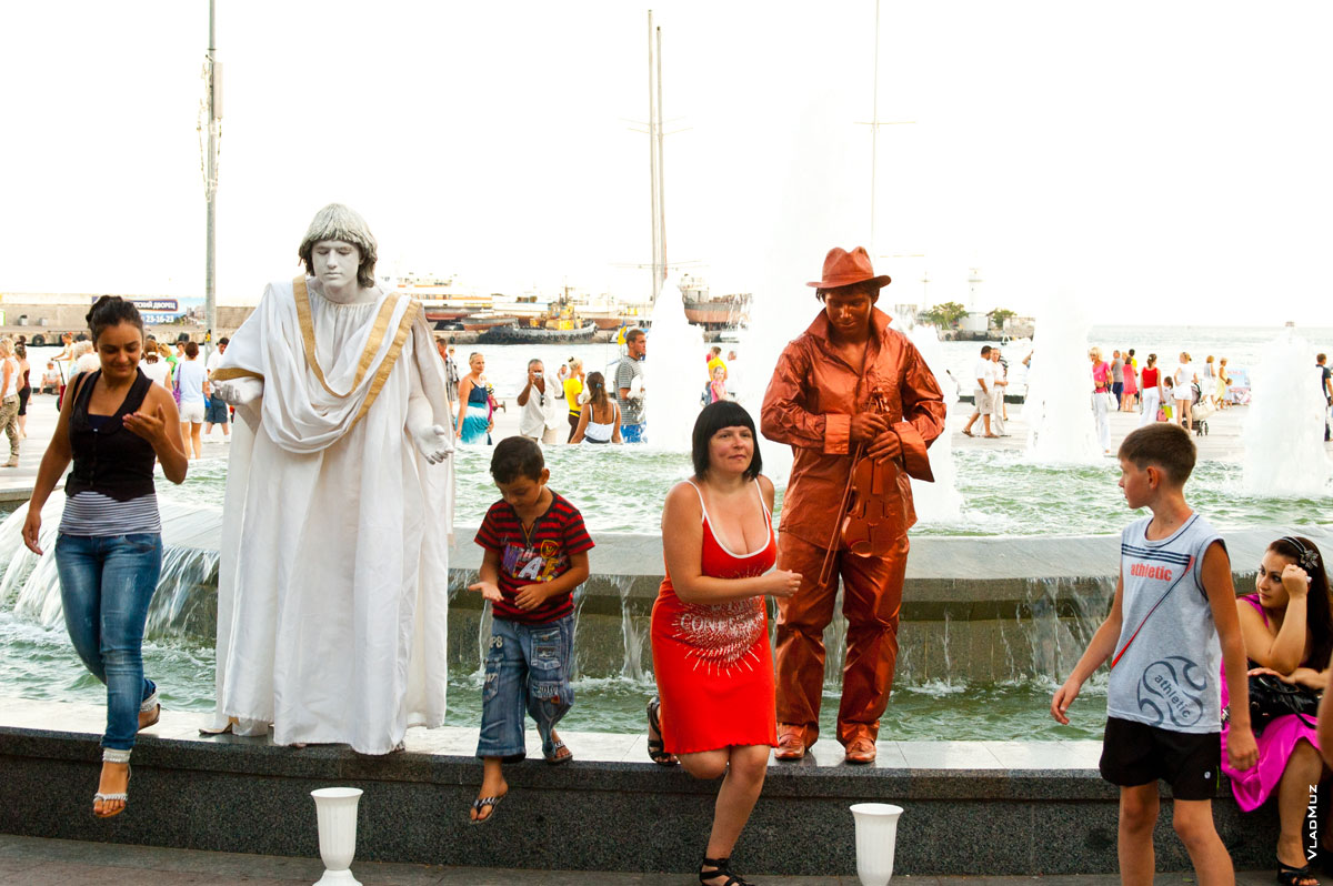 Фото 18 - раскрашенные человеческие фигуры на ялтинской набережной