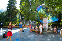 А это я увидел на улице Пушкинской: девушка пускает огромные мыльные пузыри