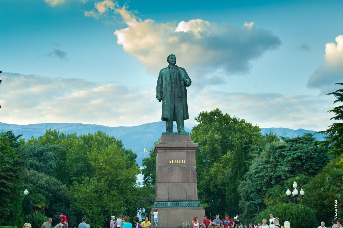 Памятник Ленину на набережной в Ялте