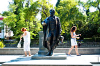 У памятника Пушкина на улице Пушкинской всегда есть поклонницы. Любовь к величайшему русскому поэту, драматургу и прозаику будет жить вечно