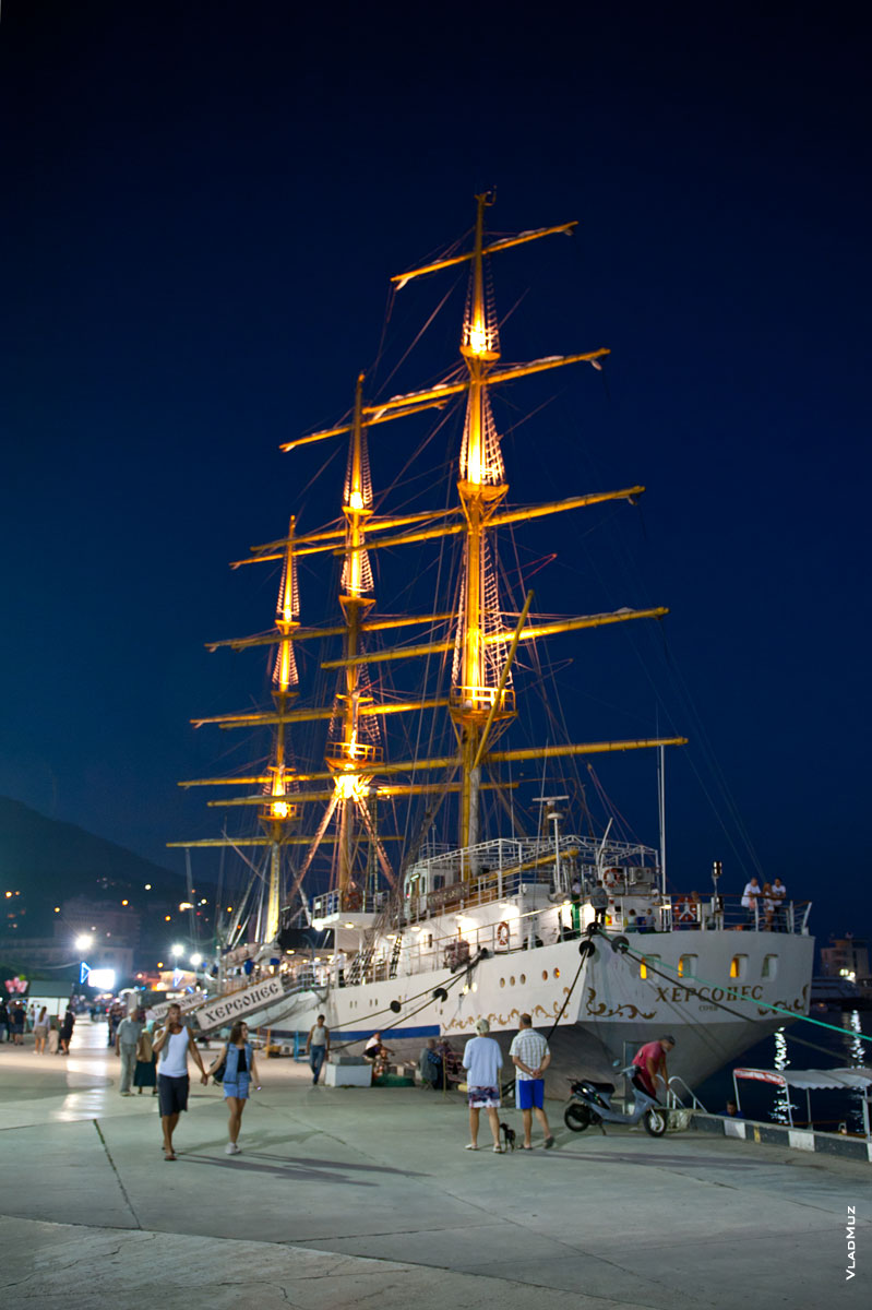 Фото парусника «Херсонес» на набережной Ялты ночью