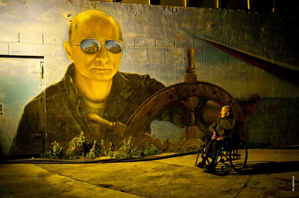 Ночное фото граффити с Владимиром Путиным на ялтинской набережной