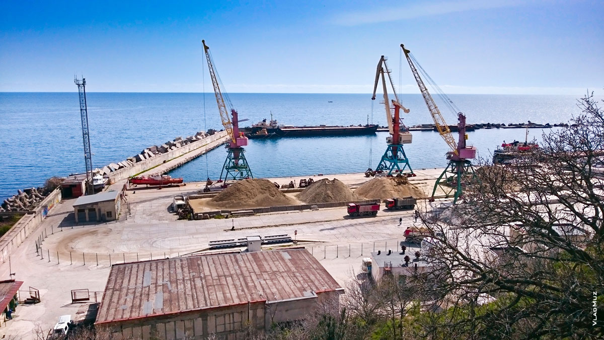 Фото Ялтинского морского грузового порта в Отрадном