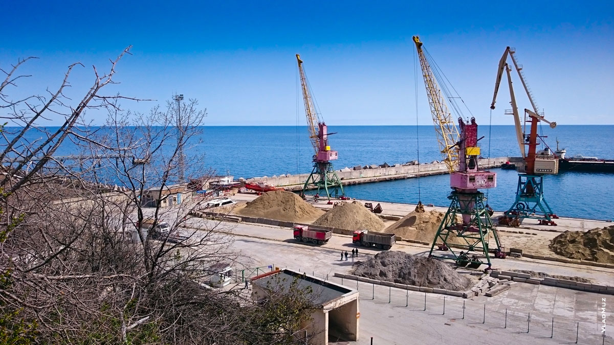 Фото Ялтинского грузового морского порта в Отрадном