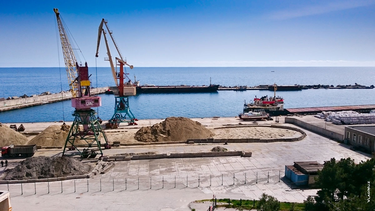 Фото грузового морского порта в Ялте