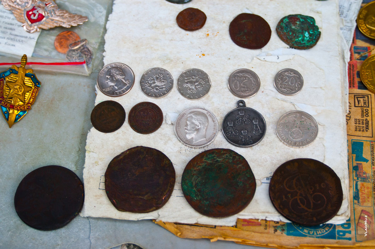 Перед дворцовой парадной площадью Ливадийского дворца торгуют различными монетами: царскими, немецкими, чешскими и другими