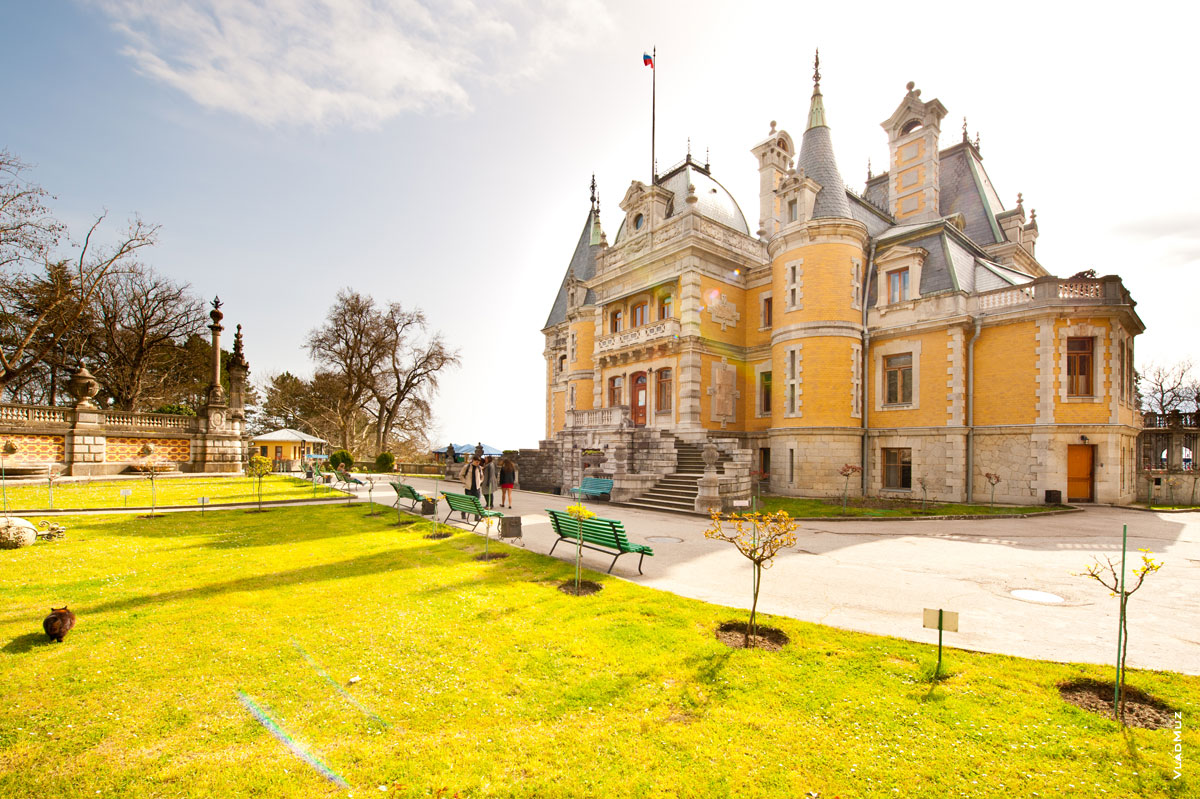 Массандровский дворец в Ялте в Крыму, фото