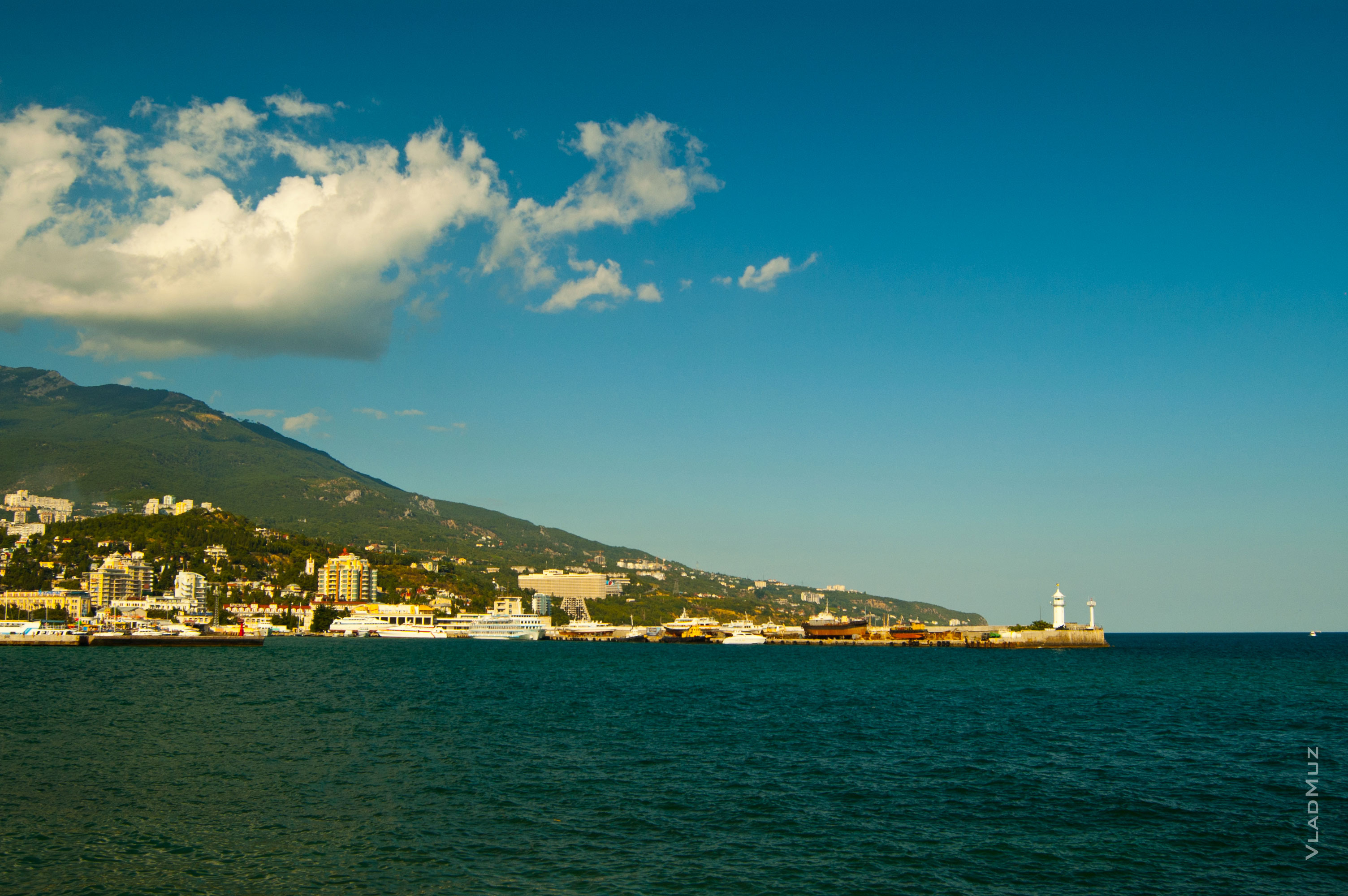 Летняя ялта. Черное море Ялта. Ялта город в Крыму. Маяк в Ялте на набережной. Ялта вид с моря.