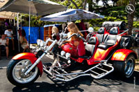 Были здесь такие красные, тюнингованные трициклы Easy Trike. Девушки всегда рядом с прекрасным