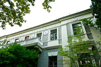 HD-фото архитектурных розеток и советских барельефов на фасаде санатория «Энергетик» в Ялте